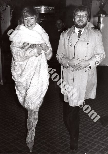 Shirley MacLaine and Peter Hamill 1982, NY.jpg